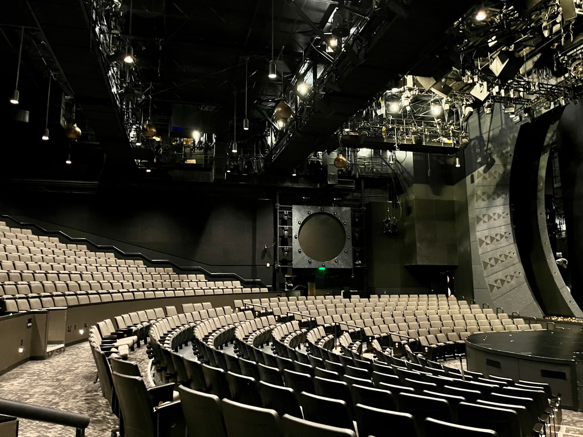 CIRQUE DU SOLEIL ʻAUANA – OUTRIGGER WAIKIKI BEACHCOMBER - image 2